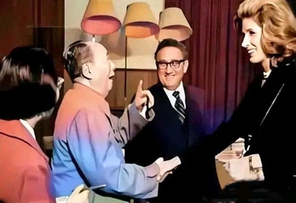 股票配资平台股票配资 毛主席接见基辛格夫妇，见到1米93的南希，说了一句十分意外的话