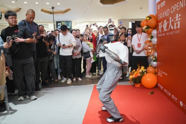 股票配资查询 赛博店员就位！全球首家人形机器人主题潮品店在深开业